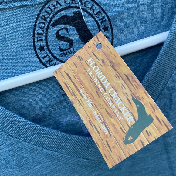 NWT Florida Cracker Trading Company T-shirt size S. Fish Camp Badge Vneck - Picture 5 of 14